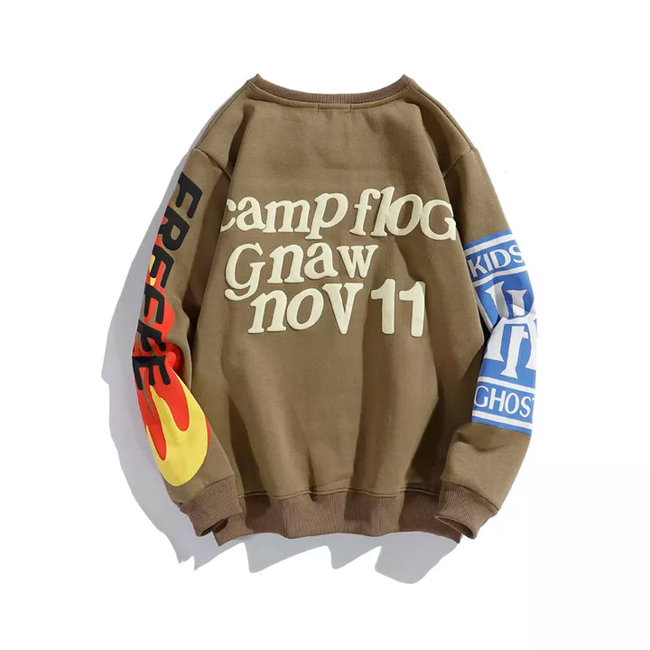 Brauner Pullover mit Camp Flog Gnaw Aufdruck, bunte Ärmel, Unisex Streetwear, Baumwolle.