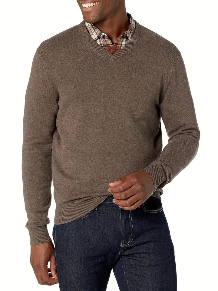 Mann in braunem V-Ausschnitt-Pullover aus Wolle, kariertes Hemd, lässige Mode.