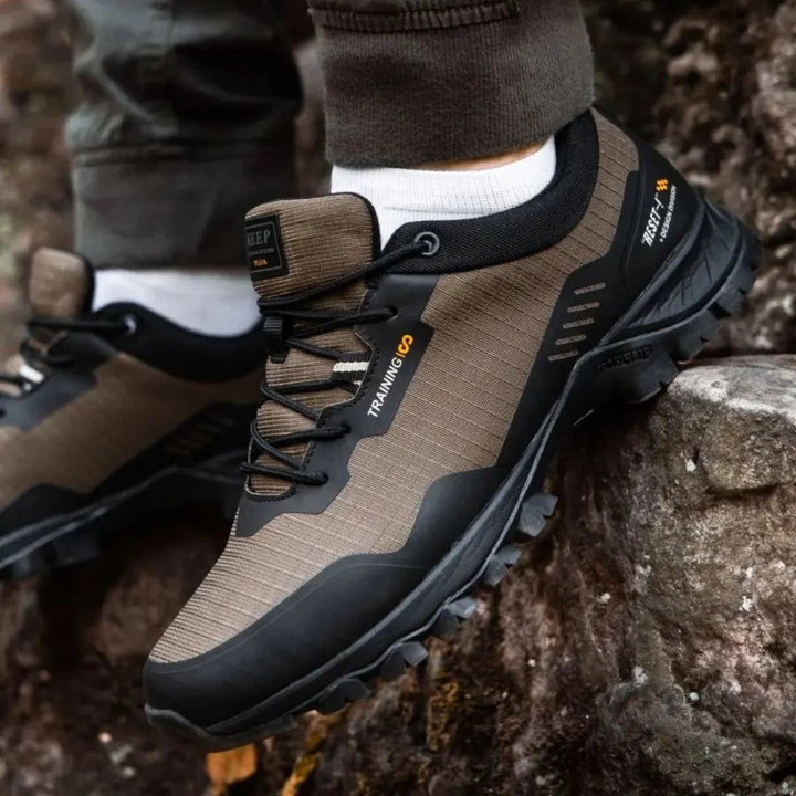 Brauner Outdoor-Schuh für Herren, rutschfeste Sohle, ideal für Wandern und Trekking.