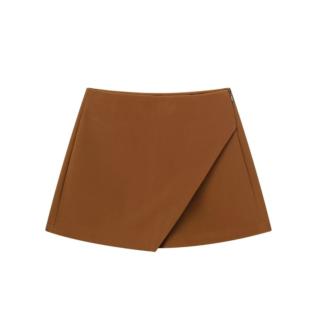 Brauner Minirock aus Lederimitat, asymmetrischer Schnitt, Damenmode, Herbstkollektion.