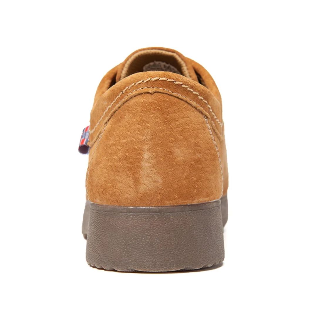 Brauner Wildleder-Schuh, Rückansicht, rutschfeste Sohle, lässiger Stil, Herrenmode.