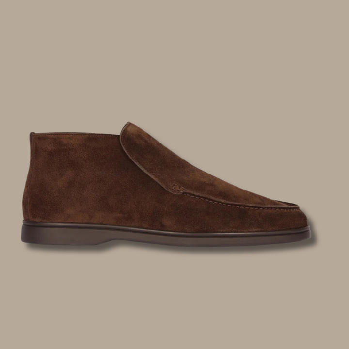 Brauner Wildlederstiefel für Herren, elegantes Design, bequeme Sohle, modischer Herrenschuh.