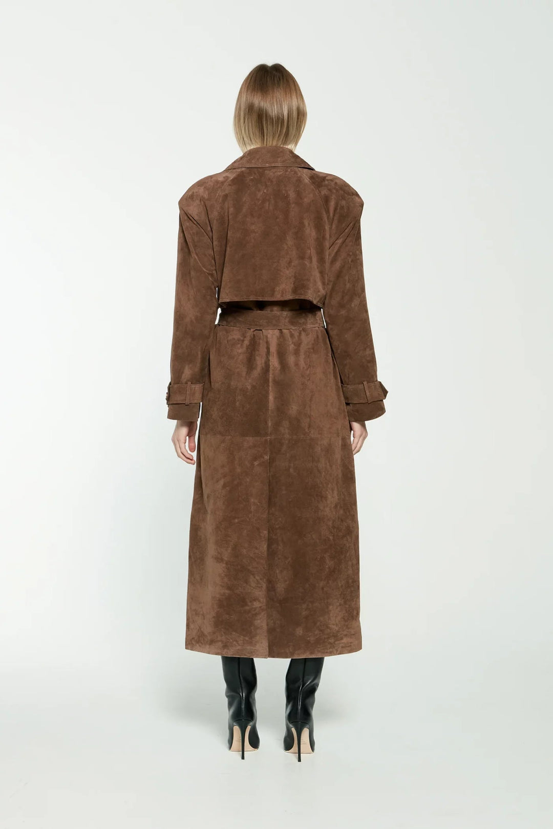 Frau in braunem Wildledermantel, Rückansicht, modisch, Herbstmode, knielange Stiefel.