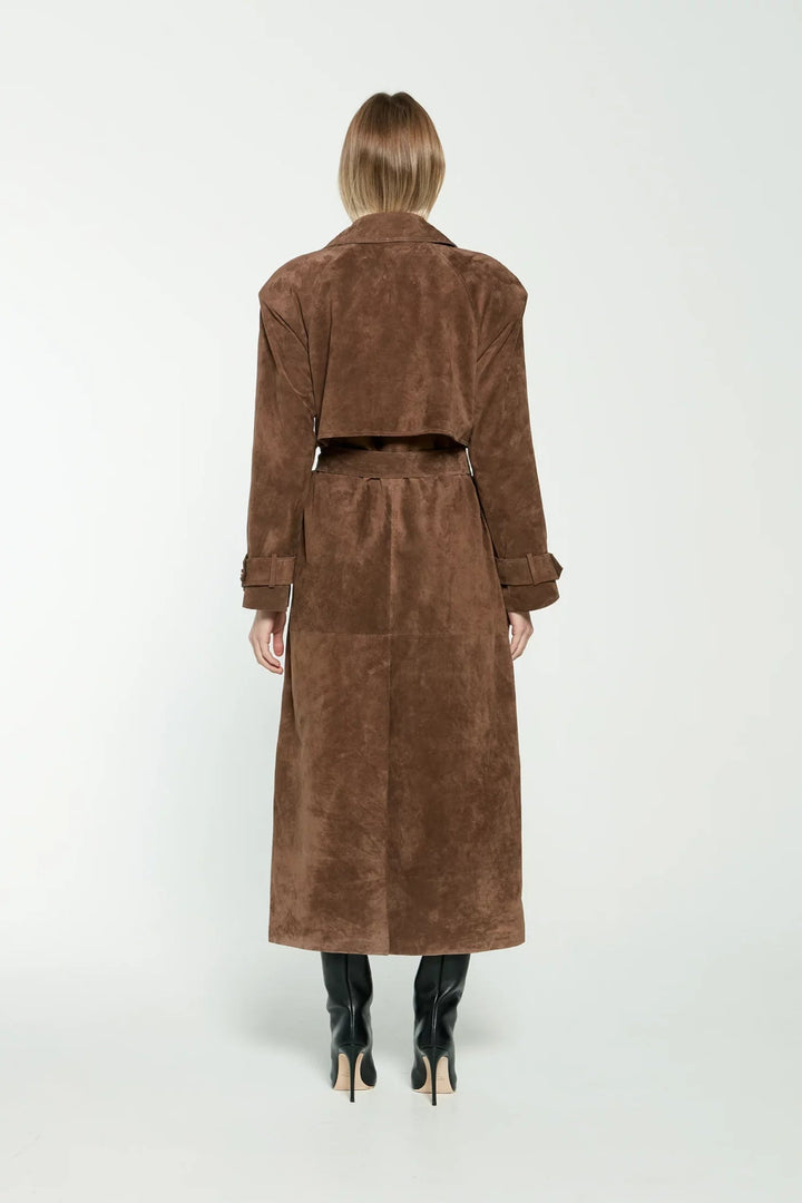 Frau in braunem Wildledermantel, Rückansicht, modisch, Herbstmode, knielange Stiefel.
