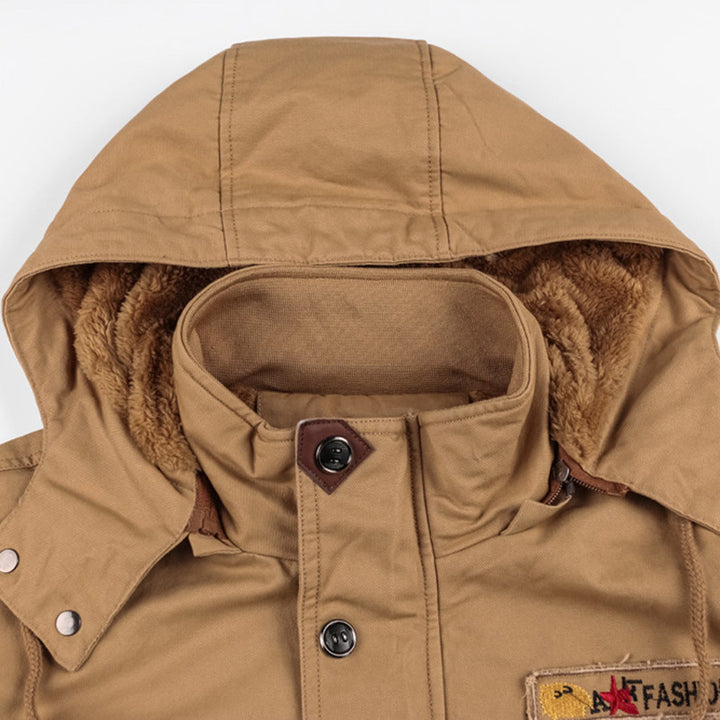 Braune Herrenjacke mit Kapuze, Kunstfellfutter, Knopfleiste, Wintermode, warm, robust.