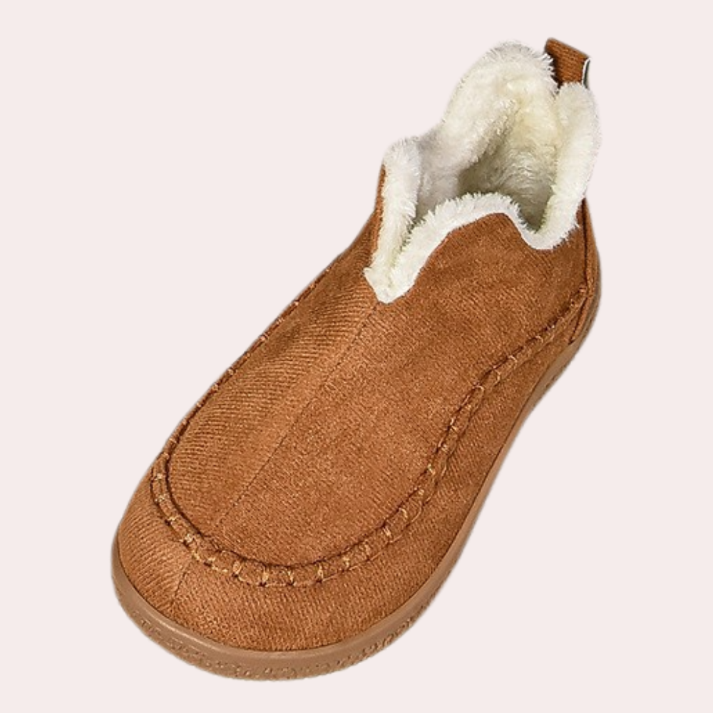 Brauner Kinderhausschuh aus Stoff mit weißem Futter, rutschfeste Sohle, gemütlich und warm.