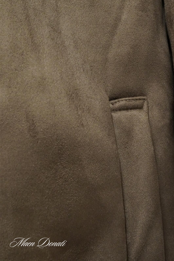 Brauner Wildledermantel, Nahaufnahme, elegante Textur, hochwertige Mode, stilvoller Mantel.