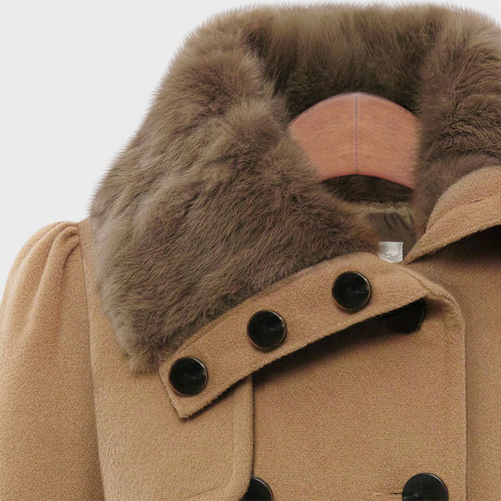 Brauner Wollmantel mit Kunstpelzkragen und schwarzen Knöpfen, elegantes Design.