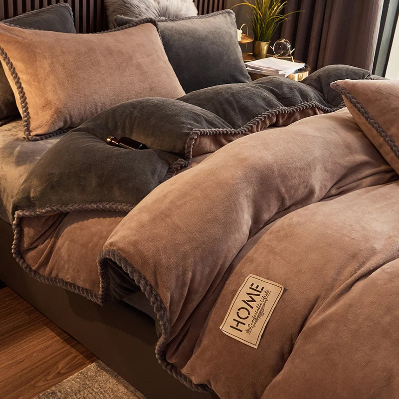 Luxuriöse braune Bettdecke aus Samt, gemütlich, mit Kissen, Schlafzimmer-Dekor, modern.