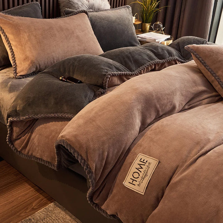 Luxuriöse braune Bettdecke aus Samt, gemütlich, mit Kissen, Schlafzimmer-Dekor, modern.