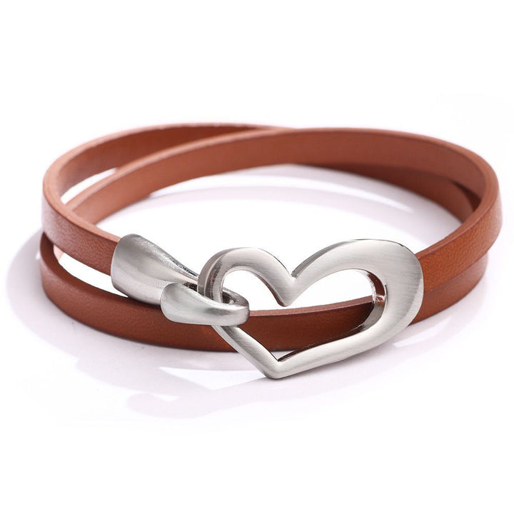 Braunes Lederarmband mit silbernem Herzverschluss, modisches Accessoire, Damenarmband.
