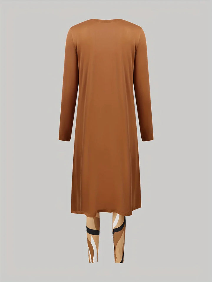 Braunes Damenkleid mit langen Ärmeln, Rückansicht, über gemusterten Leggings.