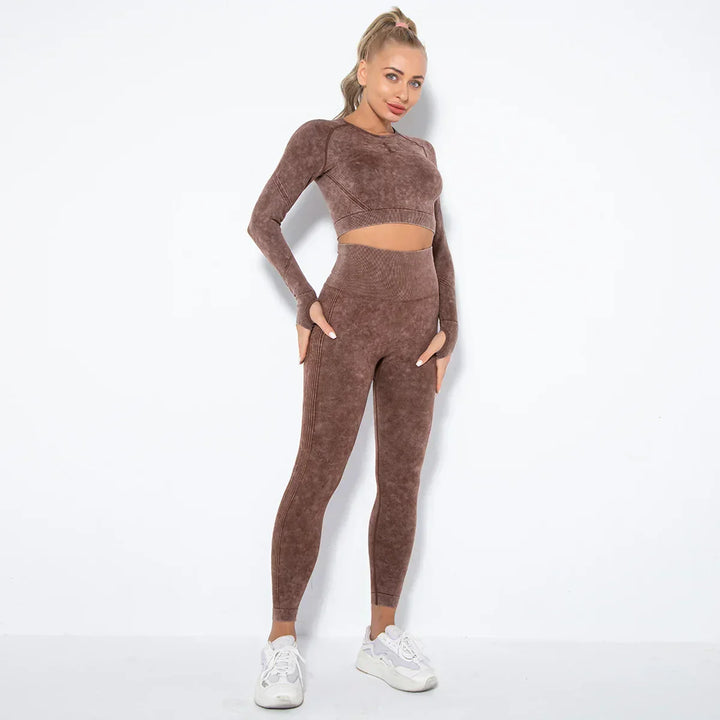 Frau in braunem nahtlosem Sport-Set, Langarm-Top und Leggings, Fitnessmode, weiße Sneaker.