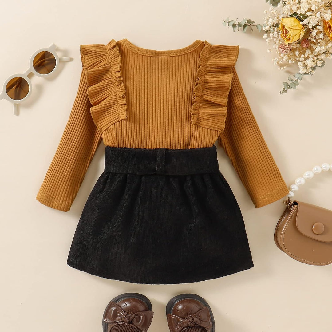 Braunes Rüschen-Kleid für Mädchen, langärmelig, mit schwarzem Rock, Herbstmode, flach gelegt.