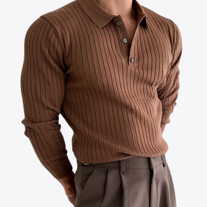 Braunes Herren-Rippstrick-Poloshirt, langärmelig, eleganter Freizeitstil.