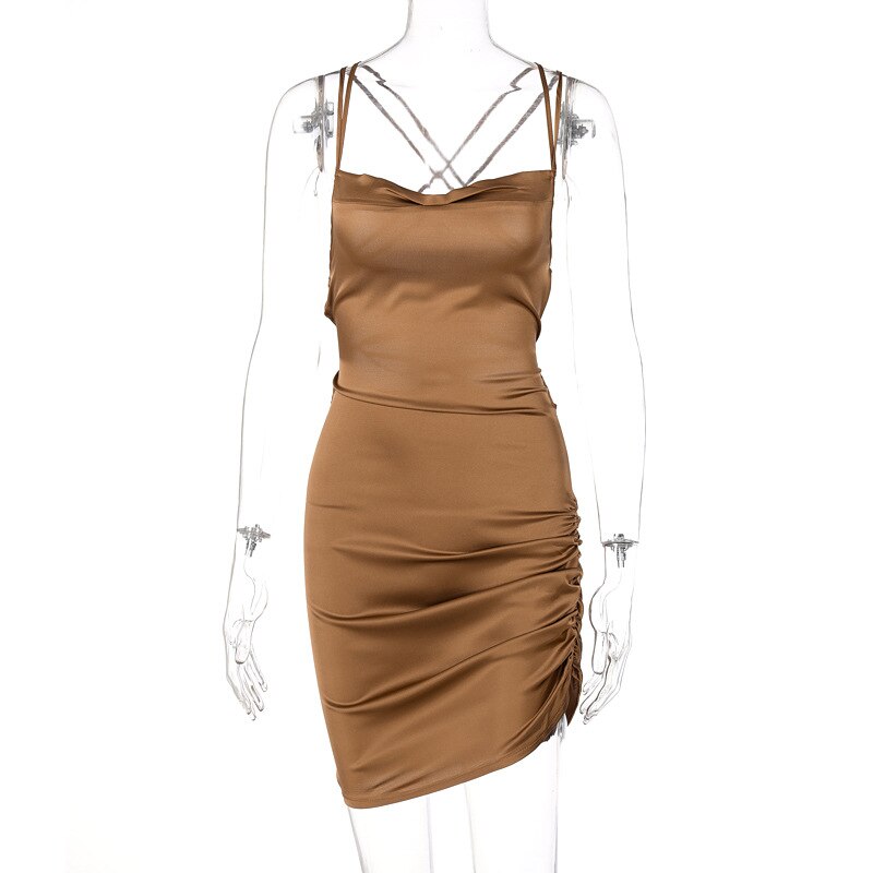 Braunes Satin-Minikleid mit Spaghettiträgern, figurbetont, elegant, Damenmode.
