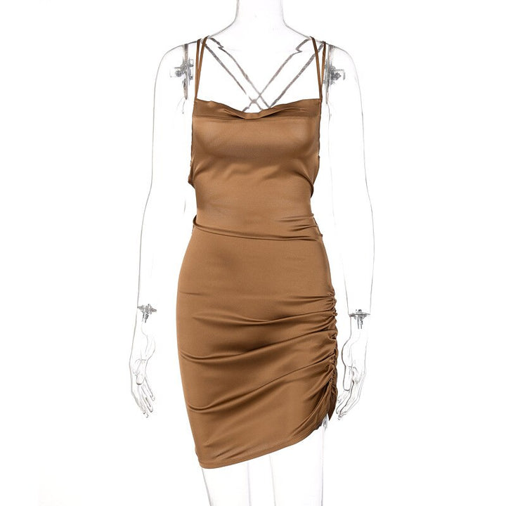 Braunes Satin-Minikleid mit Spaghettiträgern, figurbetont, elegant, Damenmode.