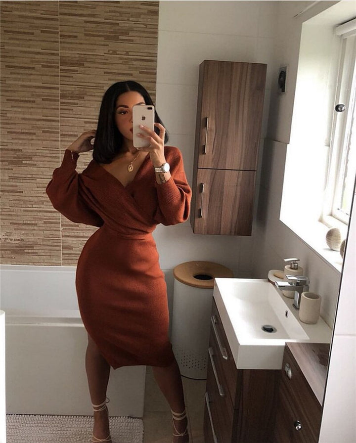 Frau im eleganten, braunen Strickkleid im Badezimmer, Selfie, moderne Einrichtung.