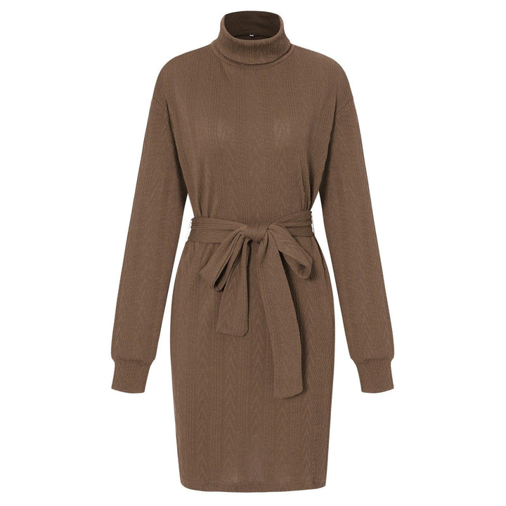 Braunes Strickkleid mit Rollkragen und Gürtel, Damenmode, Herbst-Winter, elegant, bequem.