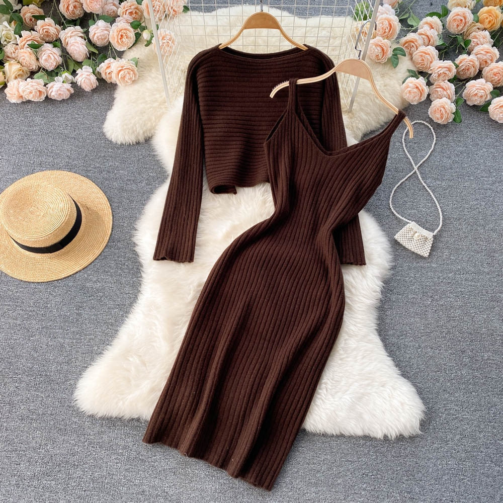 Braunes, geripptes Strickkleid mit passendem Pullover, Damenmode, elegantes Outfit, Herbstkleidung.