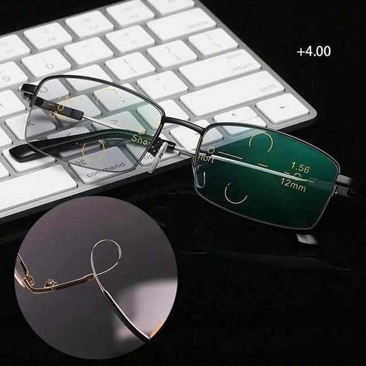 Brille mit rechteckigen Gläsern, +4.00 Dioptrien, auf Tastatur, Nahaufnahme, schwarz-silber.