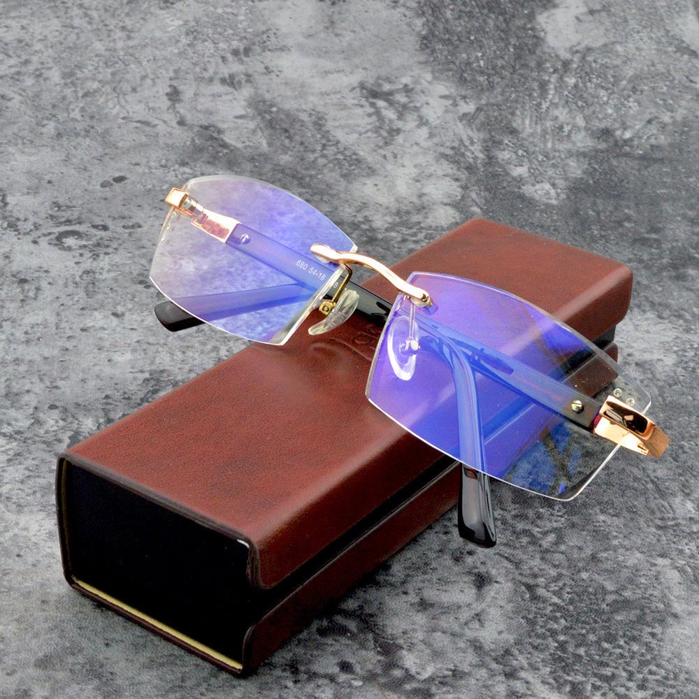 Brille ohne Rand, blau getönt, auf brauner Lederschachtel, modisch, elegant, Unisex.