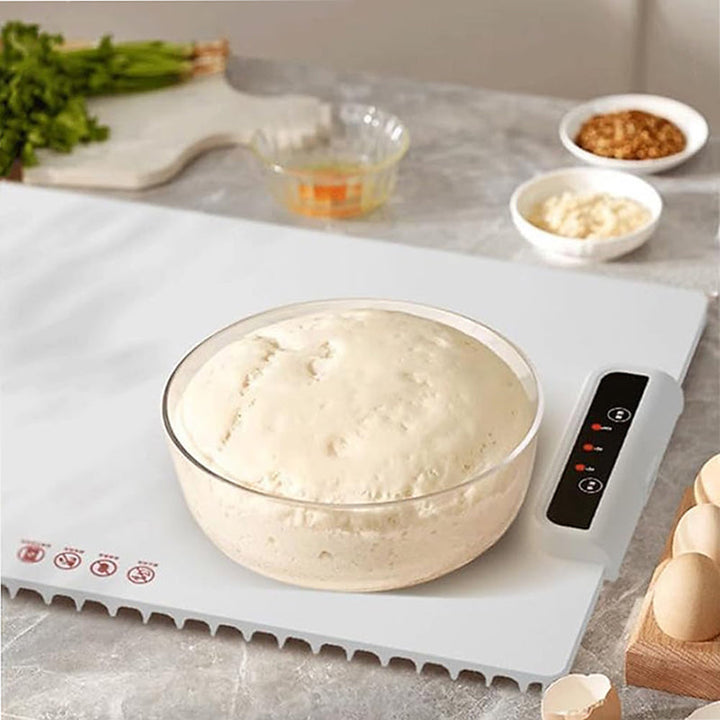 Teig in Glasschüssel auf Gärmatte, Küche, Brotbacken, Hefeteig, Zubereitung, Backzubehör.