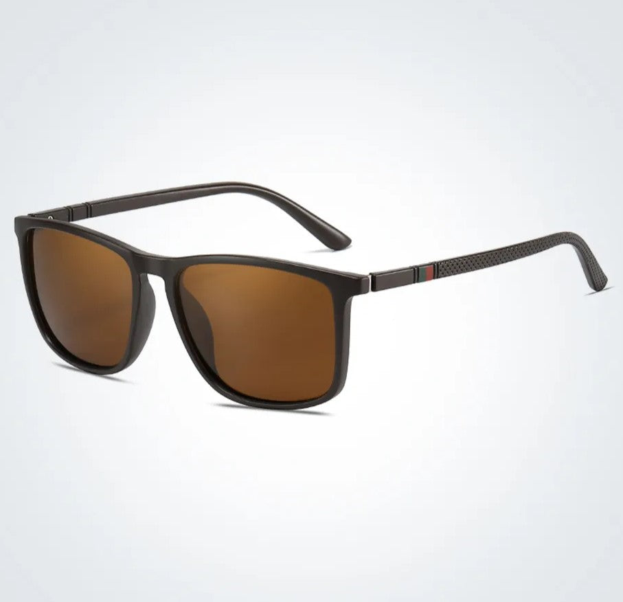 Braune Sonnenbrille mit rechteckigem Rahmen, UV-Schutz, modisches Accessoire für Herren.