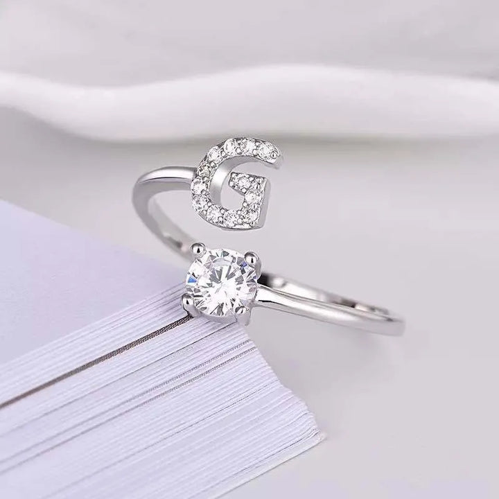 Silberner Ring mit Buchstabe G und Zirkonia, elegantes Schmuckdesign, Damenring.