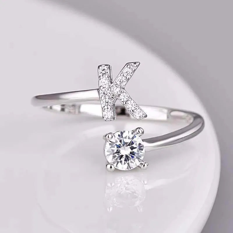 Silberner Ring mit Buchstabe K und Zirkonia, elegantes Schmuckdesign, Damenmode.