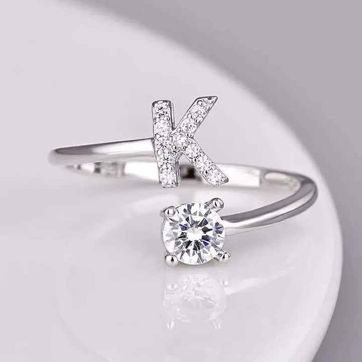 Silberner Ring mit Buchstabe K und Zirkonia, elegantes Schmuckdesign, Damenmode.