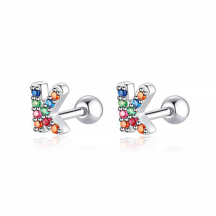 Bunte Buchstaben-Ohrringe, silber, mit farbigen Steinen, modischer Schmuck, Damenaccessoire.