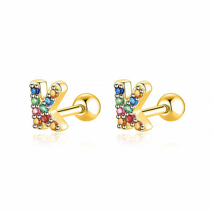 Goldene Ohrringe mit bunten Buchstaben, Schmuck, modisch, Damenaccessoire, Geschenkidee.