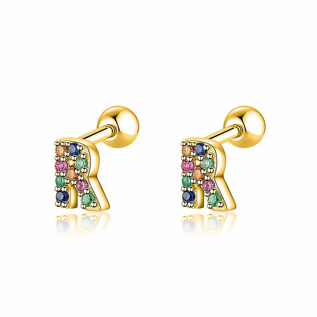 Goldene Ohrringe mit bunten Buchstaben und Edelsteinen, modischer Schmuck für Damen.