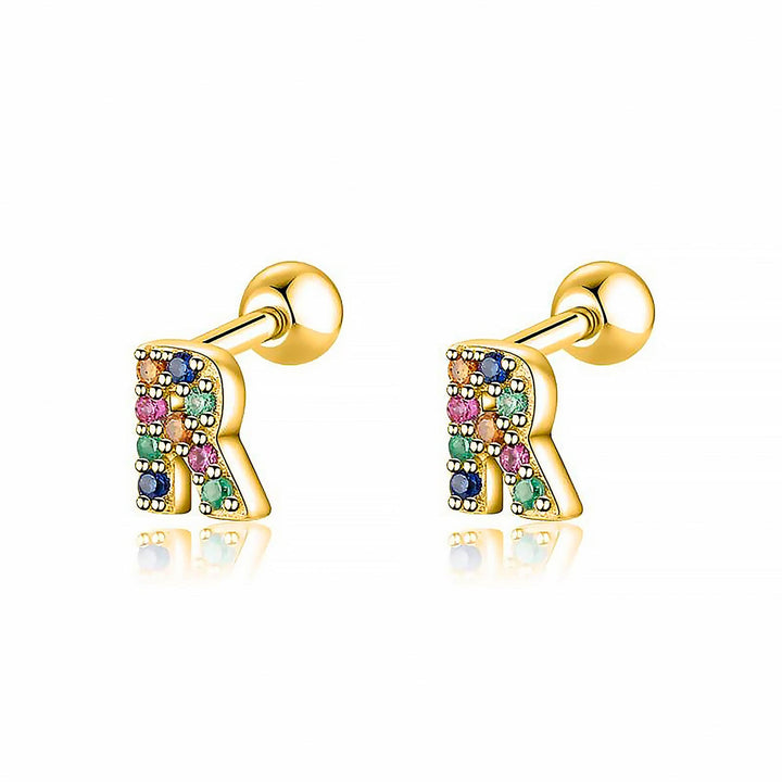 Goldene Ohrringe mit bunten Buchstaben und Edelsteinen, modischer Schmuck für Damen.