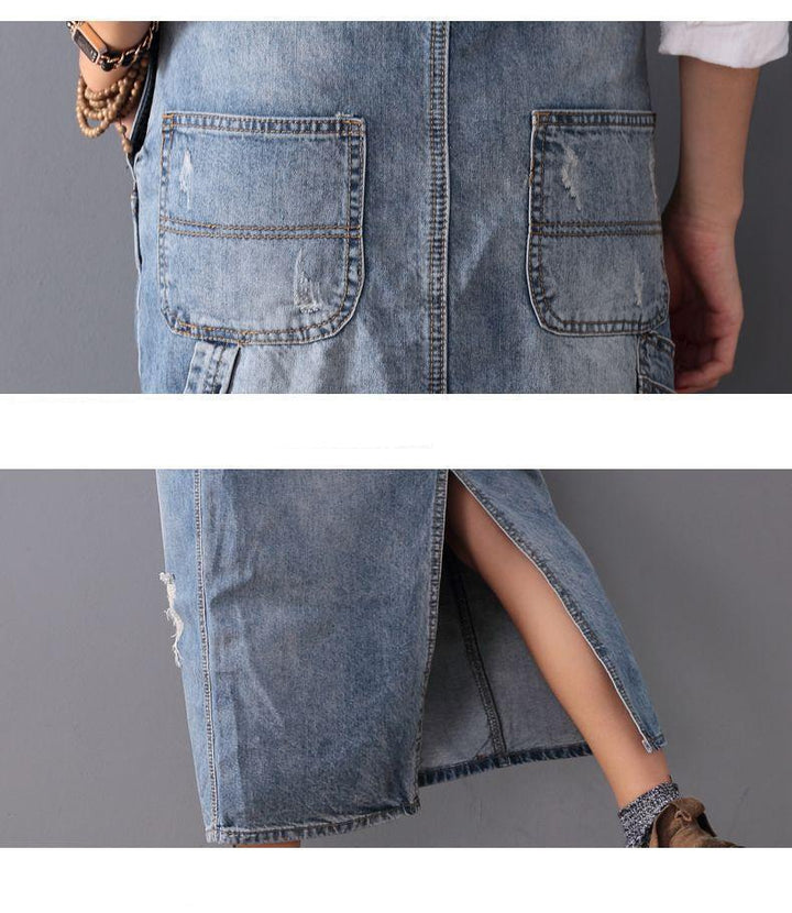 Zerrissenes Denim-Latzkleid, blaue Jeans, Taschen, Damenmode, lässiger Stil.