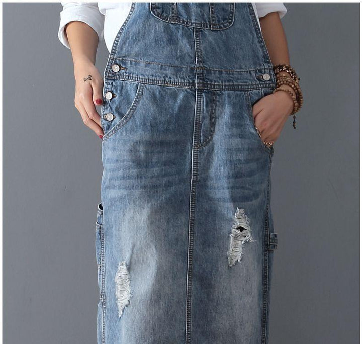 Damen Latzkleid aus zerrissenem Denim, blau, lässig, modisch, ideal für Freizeitkleidung.