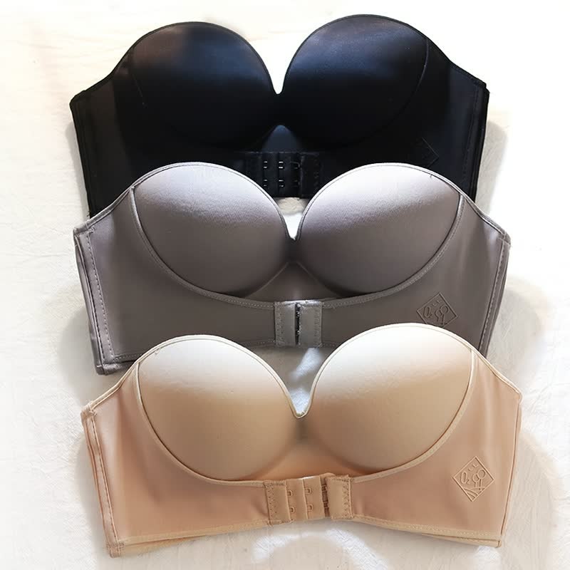 Drei nahtlose trägerlose BHs in Schwarz, Grau und Beige auf weißem Hintergrund.