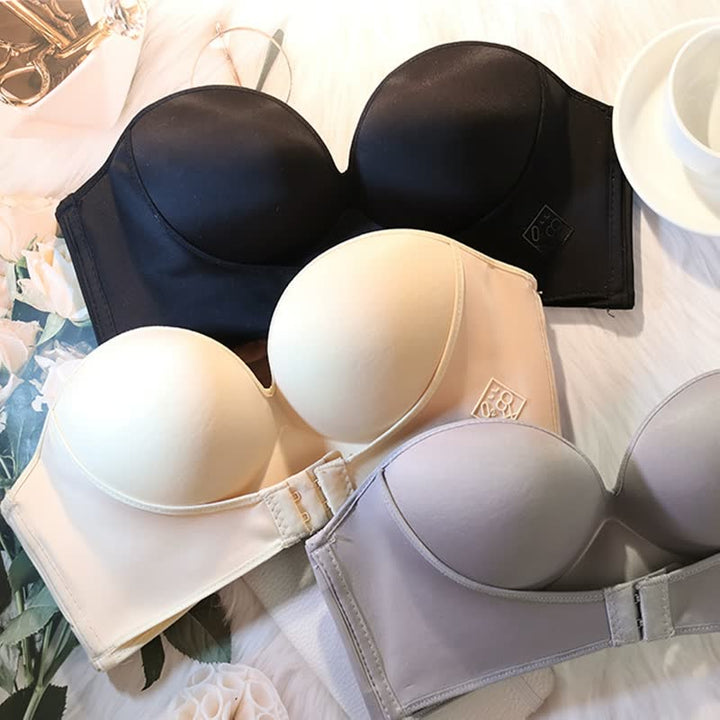 Drei trägerlose BHs in Schwarz, Beige und Grau auf weißem Hintergrund, ideal für Abendmode.