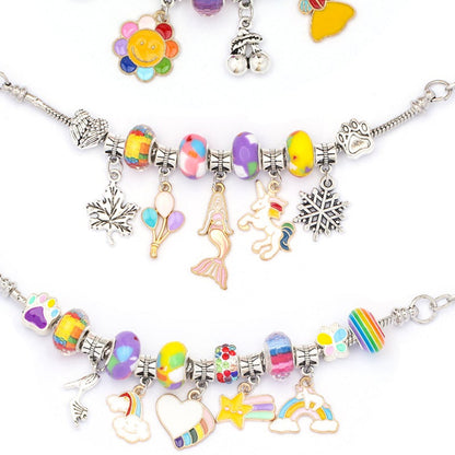Bunte Charm-Armbänder mit Einhorn, Regenbogen und Herz-Anhängern, ideal für Kinder.
