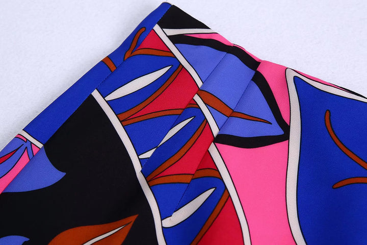 Buntes abstraktes Muster auf Stoff, blau-rot-pink, modisch, Textildesign.