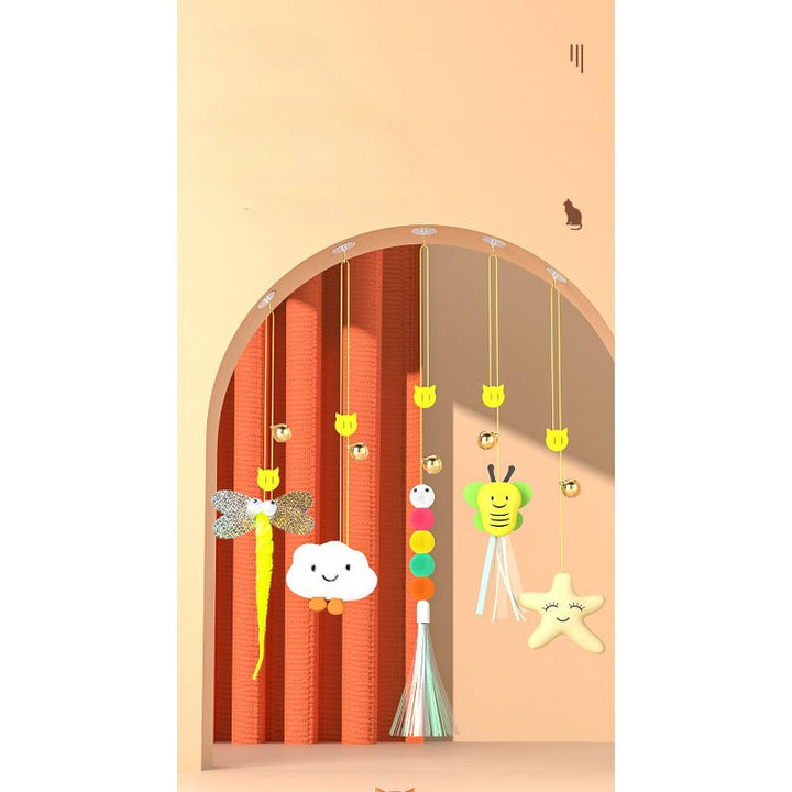 Bunte Baby-Mobile mit Wolke, Stern, Biene und Schmetterling, hängend vor orangefarbenem Hintergrund.