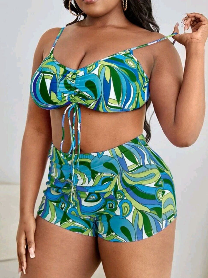 Frau in bunter, gemusterter Bademode, grün-blau, Plus-Size, Sommermode, Strandoutfit.