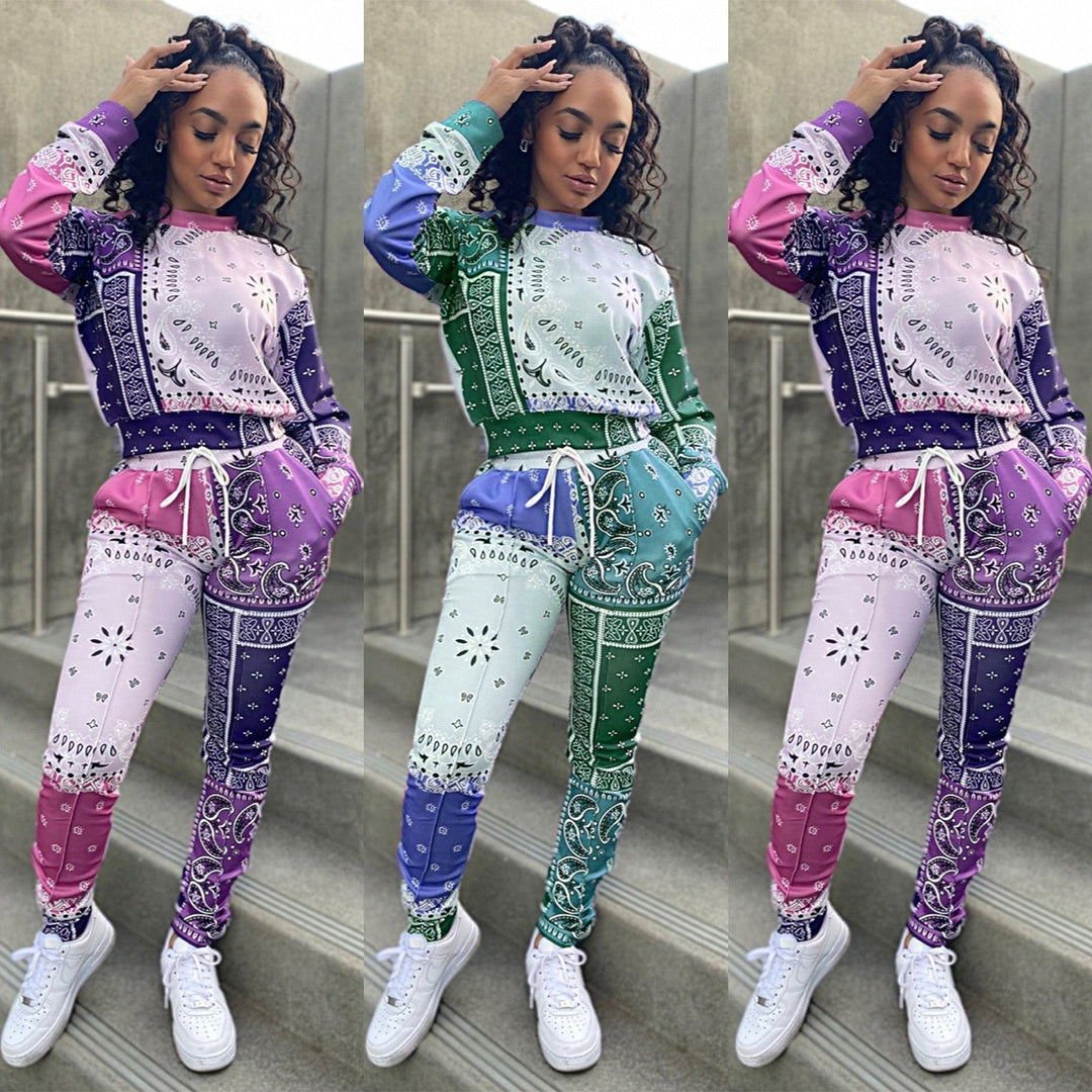 Frau in buntem Bandana-Print-Trainingsanzug, lila, grün, rosa, modisch, urbaner Stil.