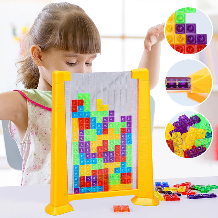 Mädchen spielt mit buntem Tetris-Spielzeug, transparent, gelb, pädagogisches Lernspielzeug.