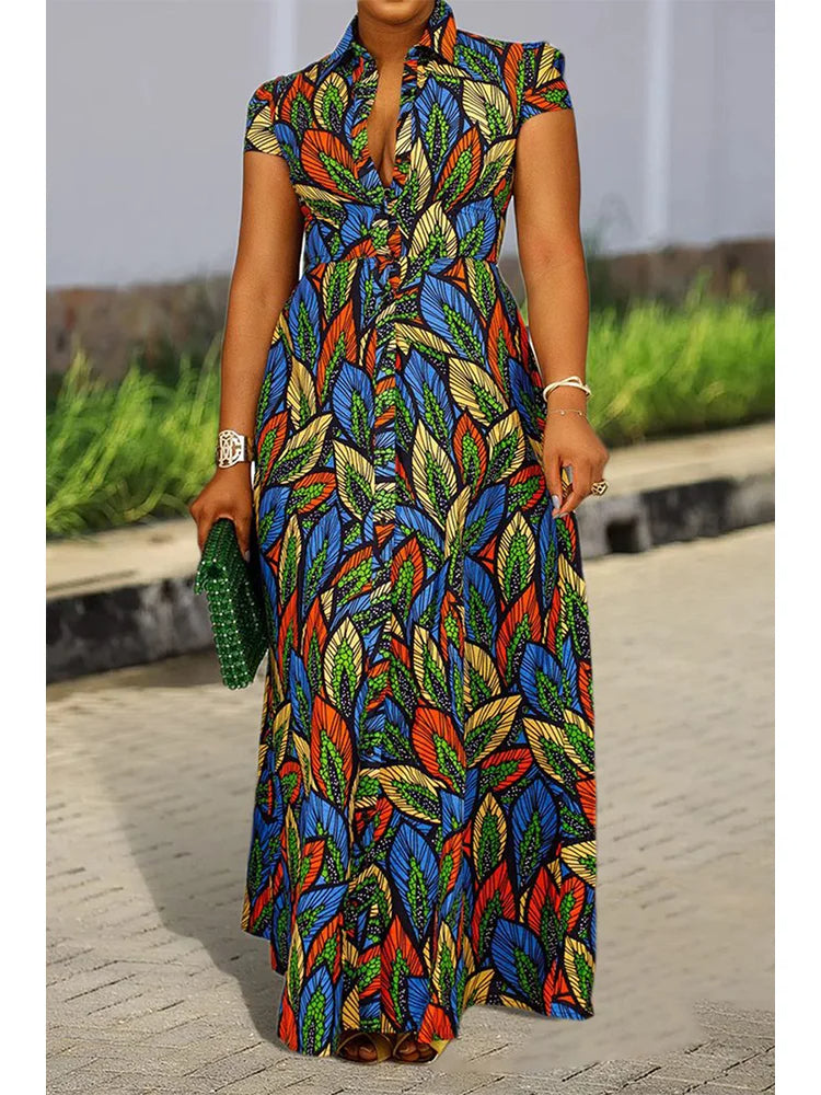 Frau in langem, buntem Kleid mit Blattmuster, grüne Clutch, Sommermode, elegant.