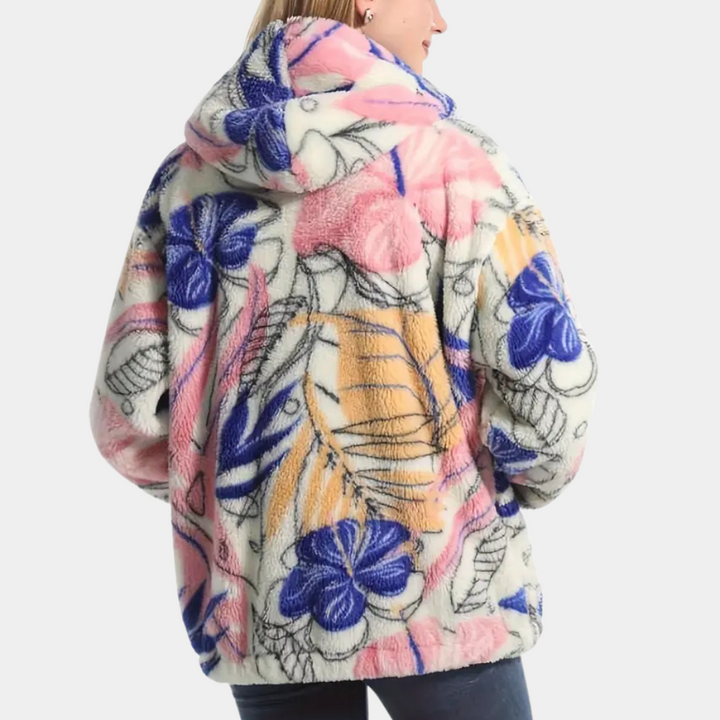 Flauschige Damenjacke mit Kapuze, bunte Blumenmuster, rosa und blau, Wintermode.