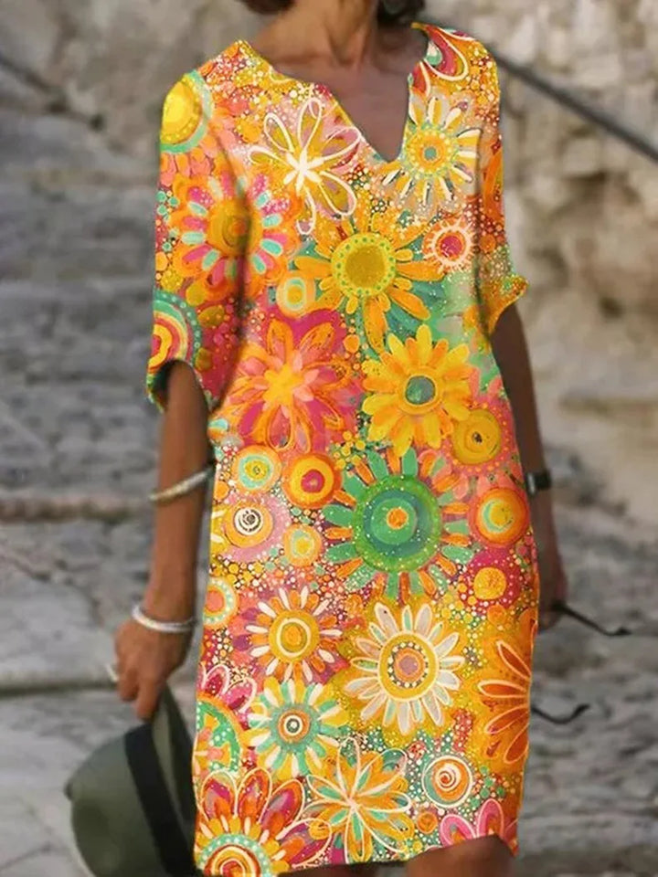 Frau in bunter, geblümter Sommerkleid mit V-Ausschnitt, Vintage-Stil, auf Straße.