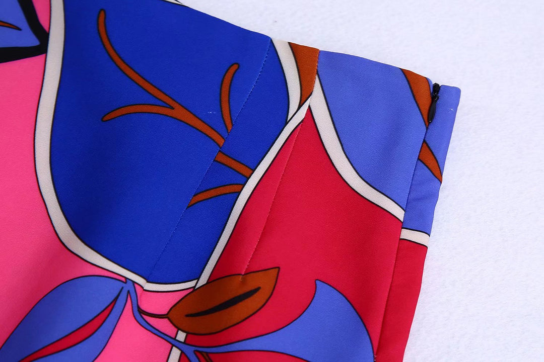 Bunter Stoff mit abstraktem Blumenmuster, blau-rot, Polyester, für Mode und Dekoration.