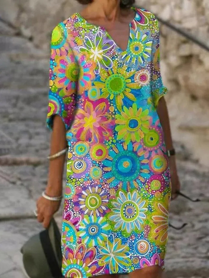 Frau in bunter, geblümter Vintage-Minikleid mit V-Ausschnitt, Sommermode, elegant.